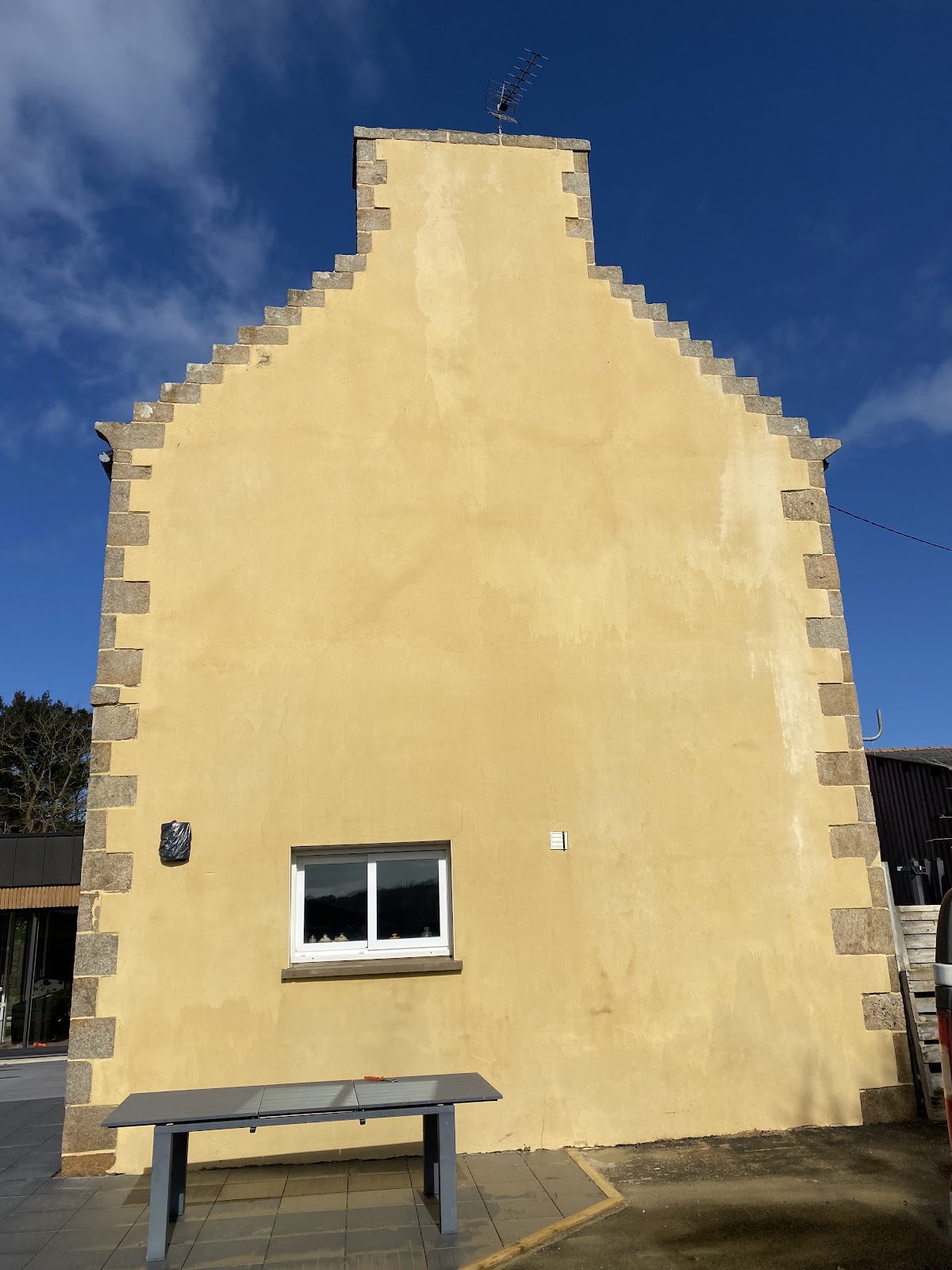 Réalisation Artisan Promasset : remplacement de tuiles sur une couverture